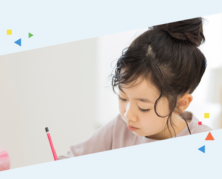 勉強する年長の女の子