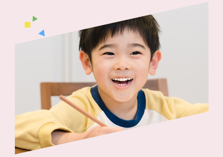 勉強する年長の男の子